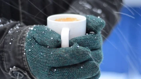 Steaming Cup of Hot Coffee or Tea standing on the Outdoor Vidéo 81157175