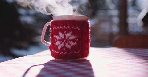 Steaming Cup of Hot Drink in Snowy Winter Morning. 4K DCi SLOW MOTION 120 fps. Vídeo Stock 67217564