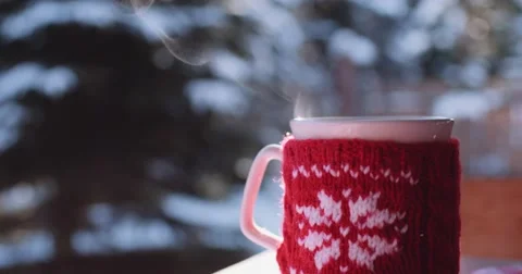 Steaming Cup of Hot Drink in Snowy Winter Morning. 4K DCi SLOW MOTION 120 fps. Vídeo Stock 67218216