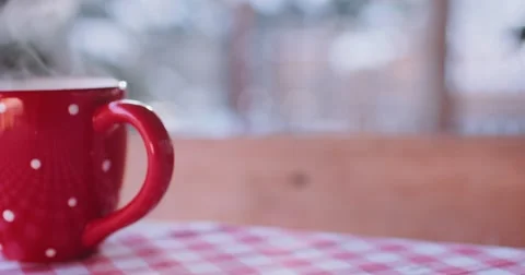 Steaming Cup of Hot Drink in Snowy Winter Morning. 4K DCi SLOW MOTION 120 fps. Vídeo Stock 67218620