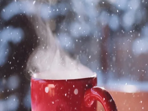 Steaming Cup of Hot Drink in Snowy Winter Morning. 4K DCi SLOW MOTION 120 fps. Vídeo Stock 70569667