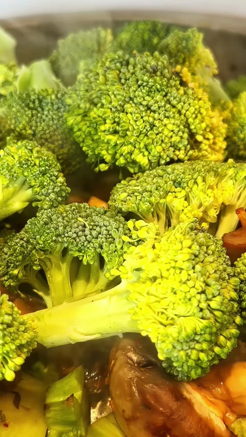 Steaming fresh broccoli florets in a pot Vidéo 336297449