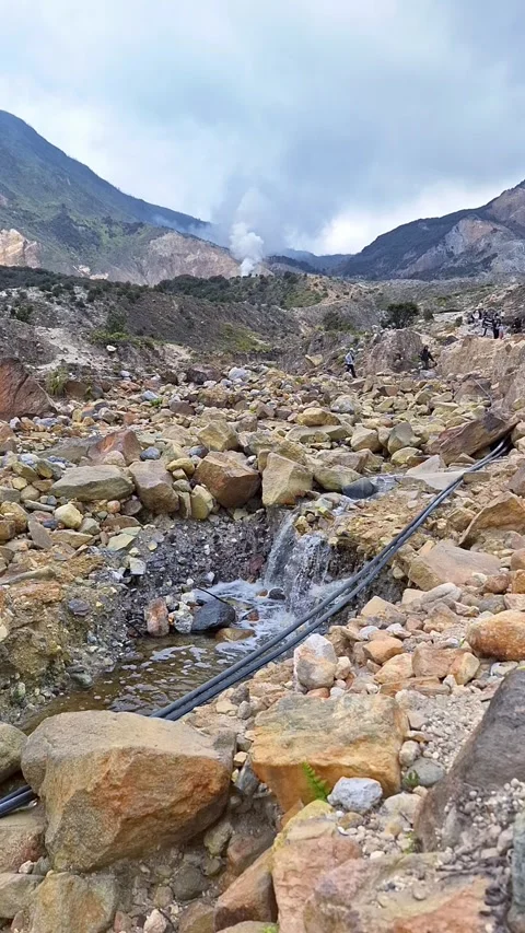 Steaming Geothermal Landscape at Mount Papandayan Vídeos de archivo 339904688