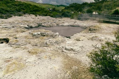 Steaming Geothermal Pool Beside Elevated Wooden Boardwalk Foto stock