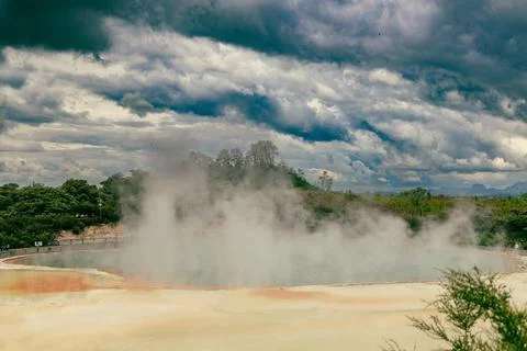Steaming Geothermal Pool Under Dramatic Storm Clouds Foto stock