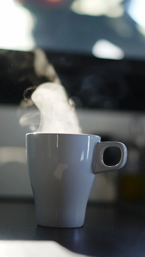 Steaming hot drink in gray ceramic mug slow motion 库存影片 334499238
