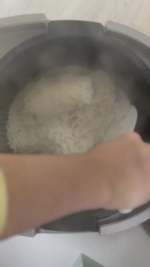 Steaming hot freshly cooked white rice with rising vapor Video stock 327048475