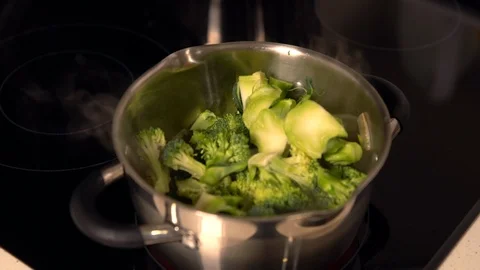 Steaming hot pot of fresh broccoli cooking Stock Footage 105862372