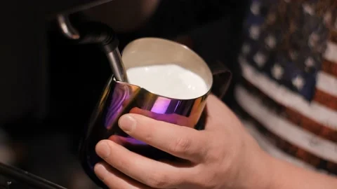 Steaming milk in pitcher Stockbeeldmateriaal 200390898