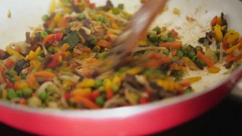 Steaming mixture of vegetables in a pan, green sugar snap peas, Chinese food Vídeo Stock 136175394