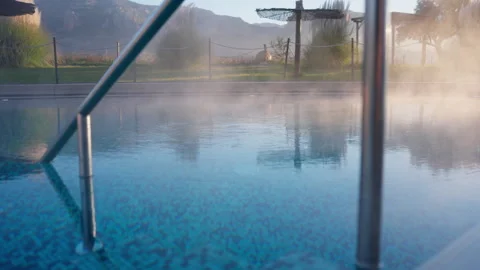 Steaming Outdoor Thermal Pool at Mountain Resort 库存影片 335056766