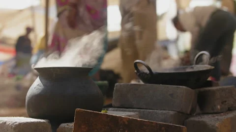 Steaming pots and pans on stone fire pits at Indian street food market Video stock 140030712