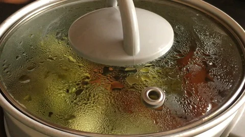 Steaming Vegetables Under Glass Vidéo 93373911