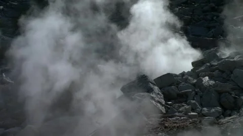 Steaming Vents At Bumpass Hell Hydrothermal Area Within Lassen Volcanic Vidéo 337654909