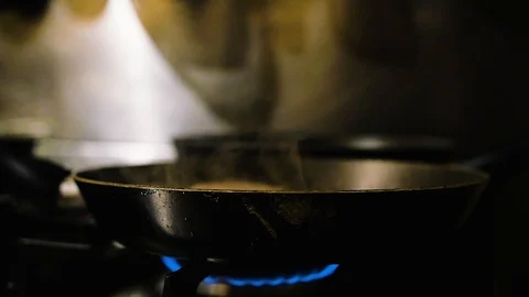 Steamy Frying Pan Slow Motion Видео 100861379