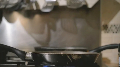 Steamy Frying Pan Slow Motion 12 Vidéo 100864997