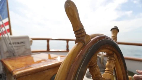 Stearing wheel of Sail boat navigating in the ocean sunny day showing the woo Vidéo 100298353