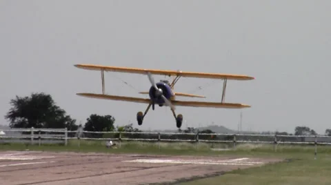 Stearman Biplane Landing 動画素材 33579024