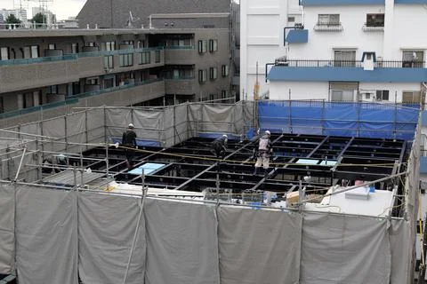 Steel frame construction Foundation Framework Assembly with Builders at Resid Stock-Fotos