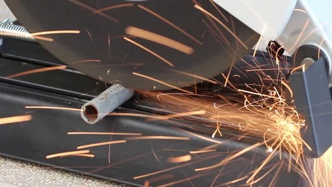 Steel pipe cutting using metal cut-off grinder machine Stockbeeldmateriaal 103784899