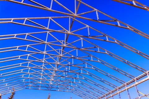 Steel structure framework at construction site during assembly process, Foto stock