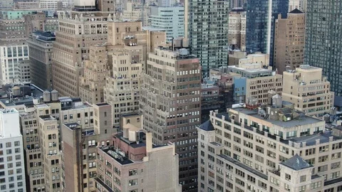 Steep aerial view over Manhattan rooftops and intersection Vidéo 118314609