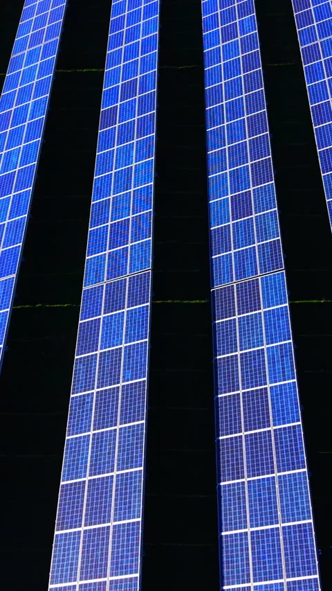 Steep angle view of solar panels above grassy field Vertical video. Vidéo 338008132