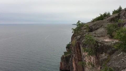 Steep Cliff Down to Water Видео 79111581