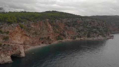 Steep cliff eith trail in tis slope and forest on top of plateau. Aerial shot 스톡 동영상 126242782