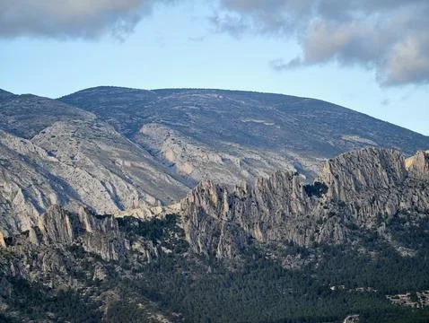 Steep cliff landscape, Dramatic cliff with layered rocks and clouds ideal f.. 库存照片