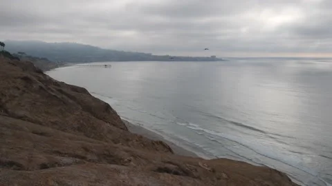 Steep cliff, rock or bluff, California coast erosion. Torrey Pines park overlook Vidéo 212337016