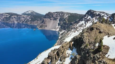 The steep cliffs and snow of Crater Lake Oregon 스톡 동영상 331960681