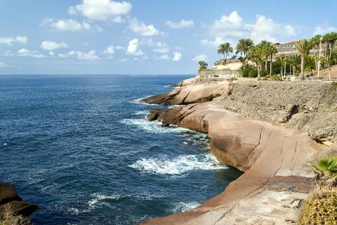 Steep cliffs on the shore of the ocean in La Caleta, Costa Adeje, Tenerife. Foto stock