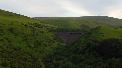 Steep Devon Hills Framing Concrete Meldon Dam. Dartmoor Видео 338062567