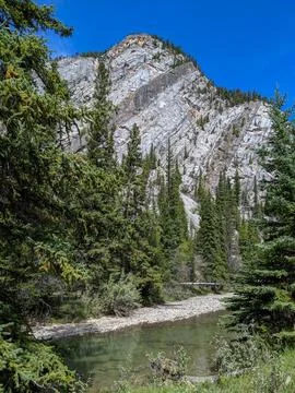 A Steep Mountain Along the Bow River in Banff National Park Foto stock