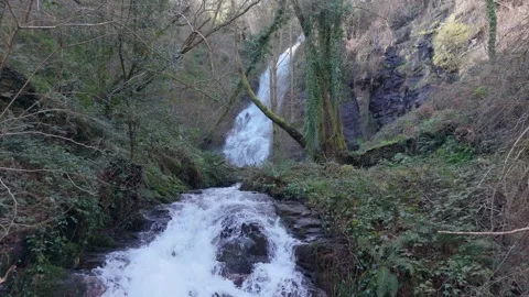 Steep Mountain With Splashing Waterfalls 库存影片 334044799