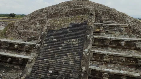 Steep stone staircase on ancient temple of Quetzalcóatl with intricate carvings Video stock 297732898