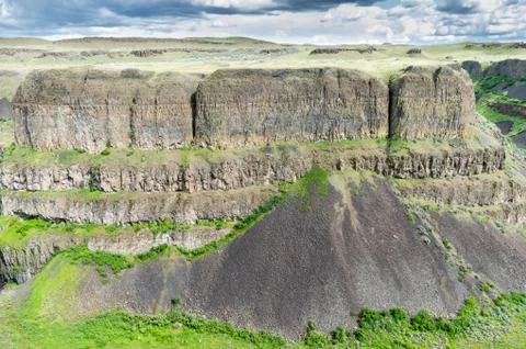 Steep vertical cliffs along a river Foto stock