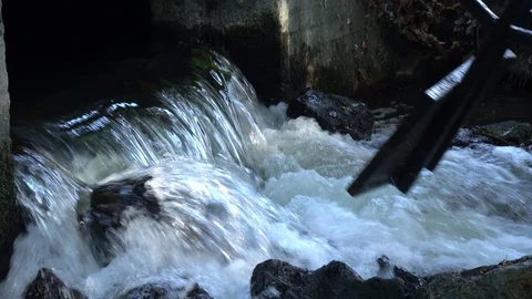 Steep water in a small stream close up Video stock 119104213
