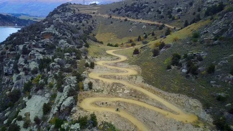 Steep winding cycle trail in New Zealand 库存影片 94240034
