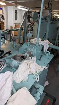 Steering Gear Filter Replacement Process Inside Ship Engine Room Machinery Foto stock