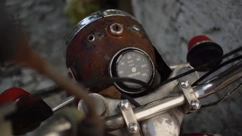Steering wheel and speedometer of a retro rusty motorcycle, closeup view. Video stock 158179254