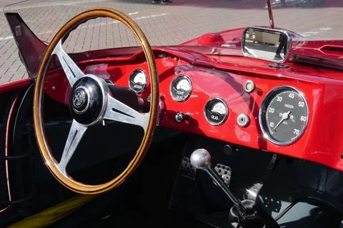 Steering wheel, driving panel of a red Alfa Romeo 2000 Sportiva retro race car. Stock-Fotos