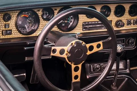 Steering wheel, speedometer, revs, clock dials, radio scale, buttons and knobs Foto stock