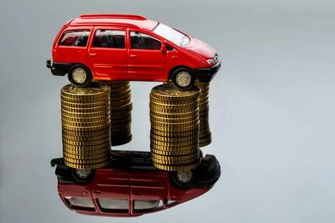  Steigende Autokosten. Auto auf Münzen Steigende Kosten beim Auto durch We.. Stock Photos