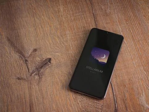Stellarium - Star Map app launch screen on smartphone on wooden background Foto stock