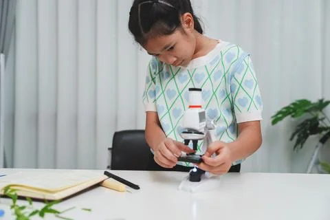 STEM focused student examining plant sample to build scientific thinking and Stockfoto's