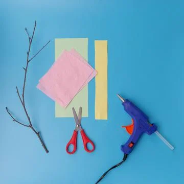 Step 1 of tutorial how to make a tree branch with flowers Foto stock