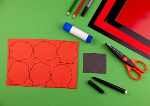 Step 2. Step by step instructions. How to make a red poppy from colored paper Foto stock