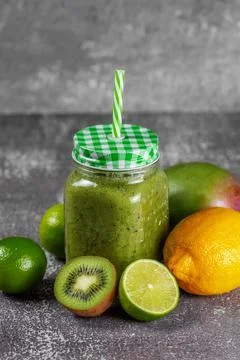 Step 5. Jar a mug with ready-made banana, kiwi and spinach smoothie. Foto stock